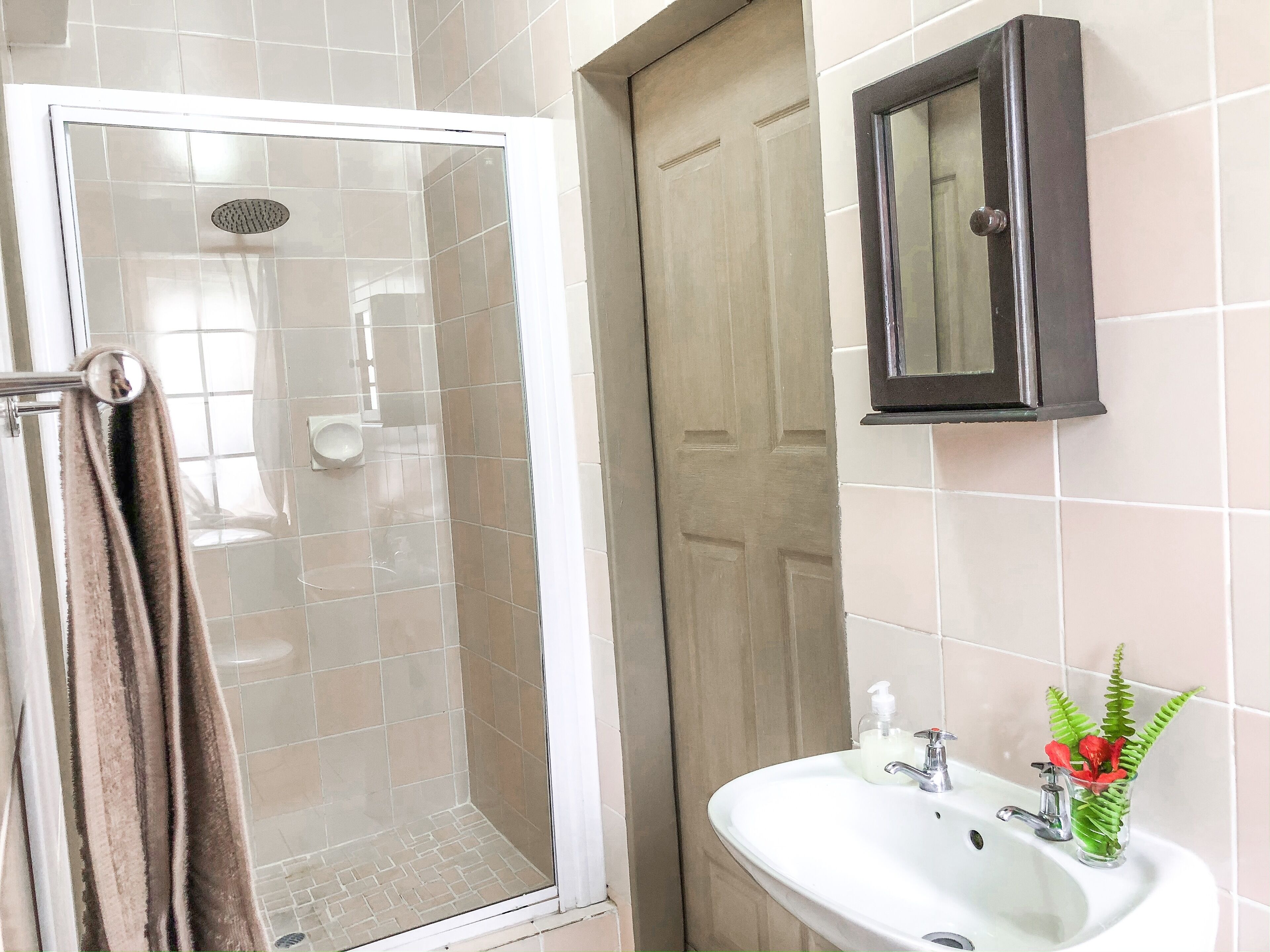 3 bedr, double bathroom, 6 - 8 sleeper (2) | Bathroom | Shower, free toiletries, hair dryer, towels