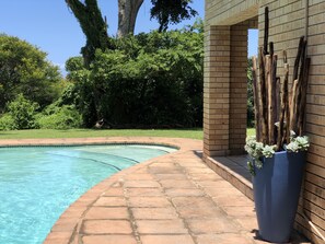 Outdoor pool, pool loungers - Ingwenya Lodge (St. Lucia)