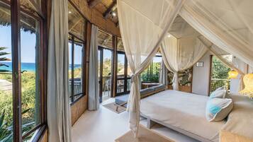 Habitación doble, vista al mar | Minibar, caja de seguridad en la habitación y escritorio