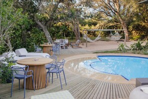 2 albercas al aire libre, sombrillas en la alberca y camastros 