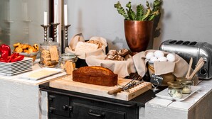 A kitchen counter with various food items, including bread, eggs, and condiments. - Fågelbro Säteri (Fågelbrolandet)