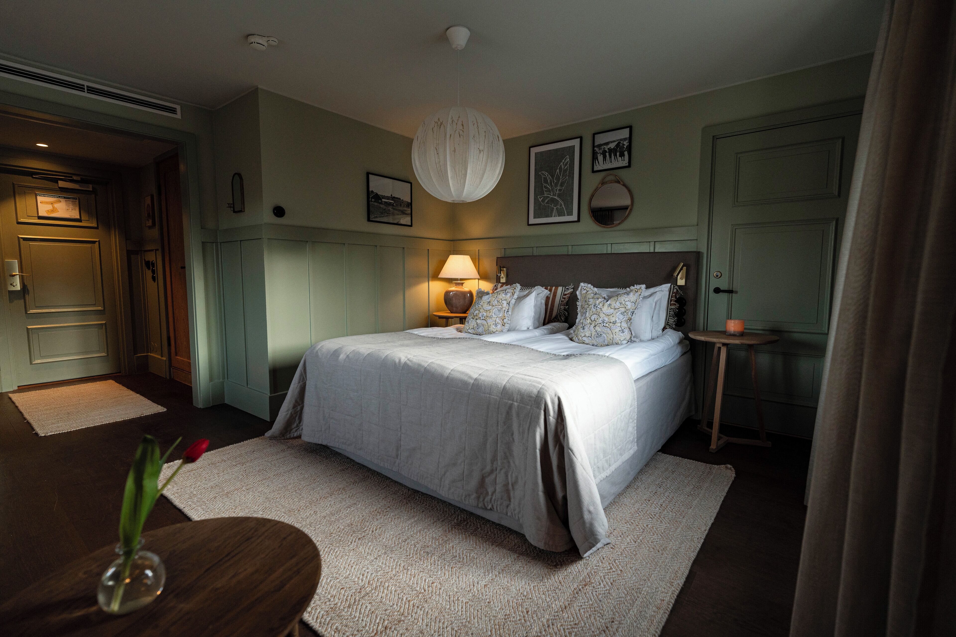 Grand Deluxe Family Room | Hypo-allergenic bedding, desk, free WiFi, bed sheets