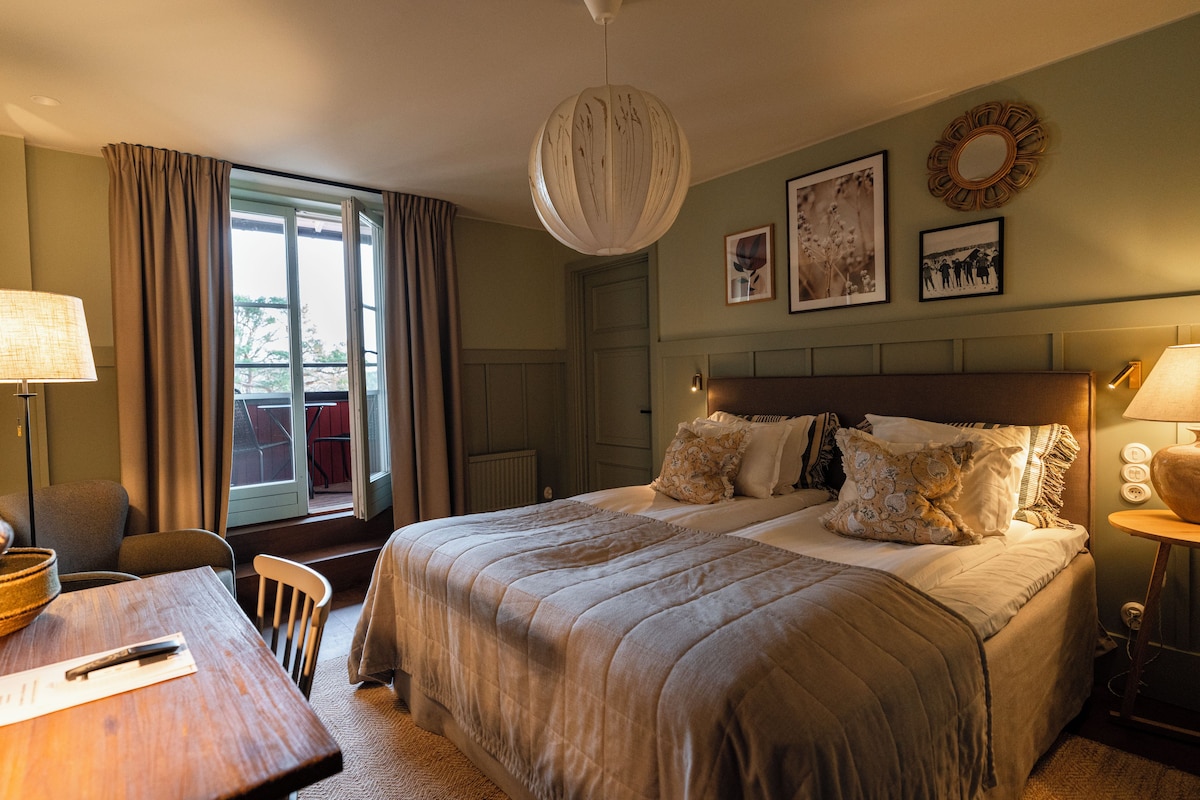 Hypo-allergenic bedding available, desk, WiFi (free), bed sheets