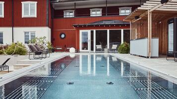 Piscine extérieure, chaises longues