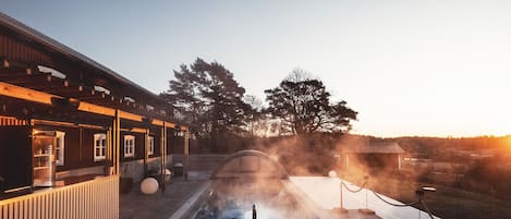 Una piscina al aire libre