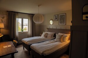 Superior-Zweibettzimmer | Allergikerbettwaren, Schreibtisch, kostenloses WLAN, Bettwäsche