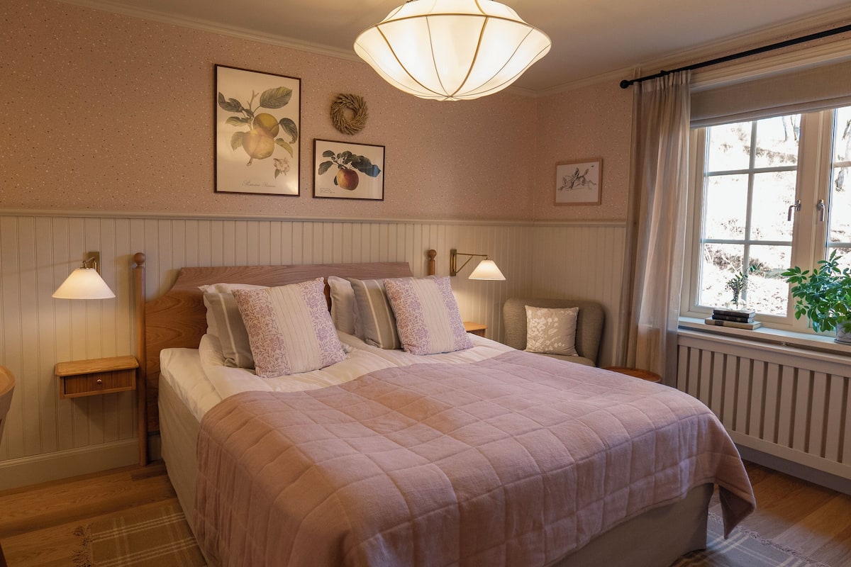 Classic Double Room | Hypo-allergenic bedding, desk, iron/ironing board, cots/infant beds