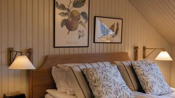 Classic Double Room | Hypo-allergenic bedding, desk, iron/ironing board, cribs/infant beds