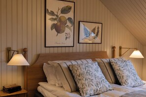 Dobbeltrom – classic | Allergitestet sengetøy, skrivebord, strykejern/-brett og barnesenger