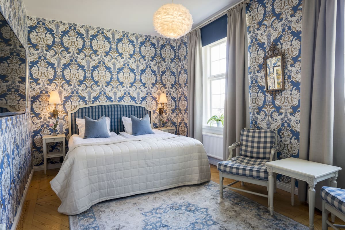 1 bedroom, hypo-allergenic bedding, desk, iron/ironing board