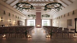 Un salón amplio con paneles de madera, un altar central y filas de sillas.