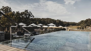 2 indendørs pools, 2 udendørs pools, parasoller