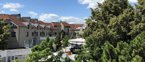 Un quartier résidentiel avec des bâtiments modernes, un ciel dégagé et des arbres verdoyants.