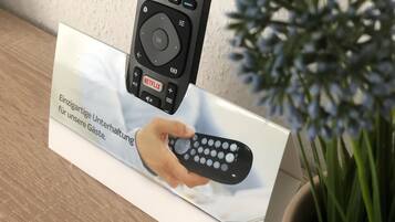Une télécommande et un boîtier orné du logo Sky.
