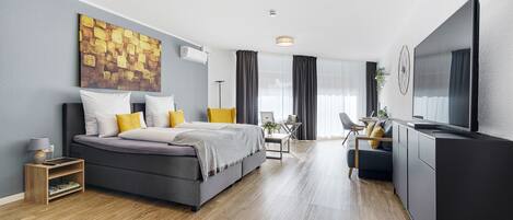 Superior tweepersoonskamer | Hypoallergeen beddengoed, een minibar, een kluis op de kamer, een bureau