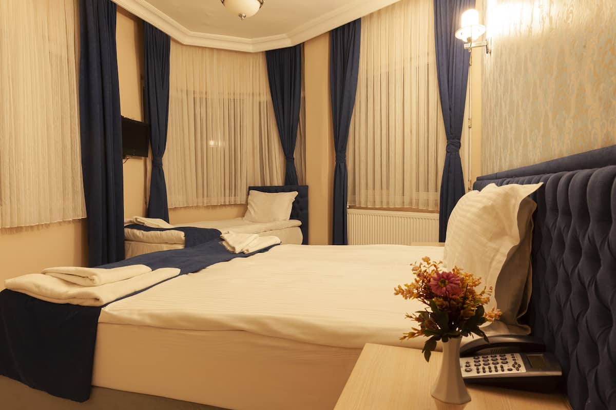 Driepersoonskamer | Luxe beddengoed, een minibar, gratis wifi, beddengoed