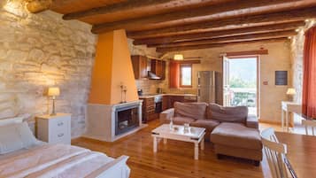 Junior Suite | Private kitchen | Full-size fridge, oven, stovetop, dishwasher