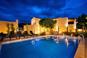 Outdoor pool, open 8:00 AM to 8:00 PM, pool loungers