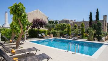 Alberca al aire libre, acceso de 08:00 a 20:00, y camastros