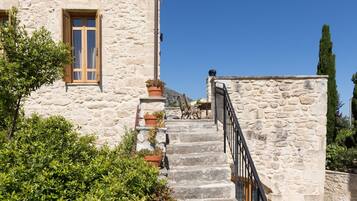 Classic Suite | In-room safe, individually decorated, individually furnished, desk