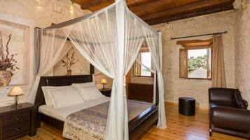 Suite superior, 2 habitaciones | Caja de seguridad en la habitación y decoración personalizada