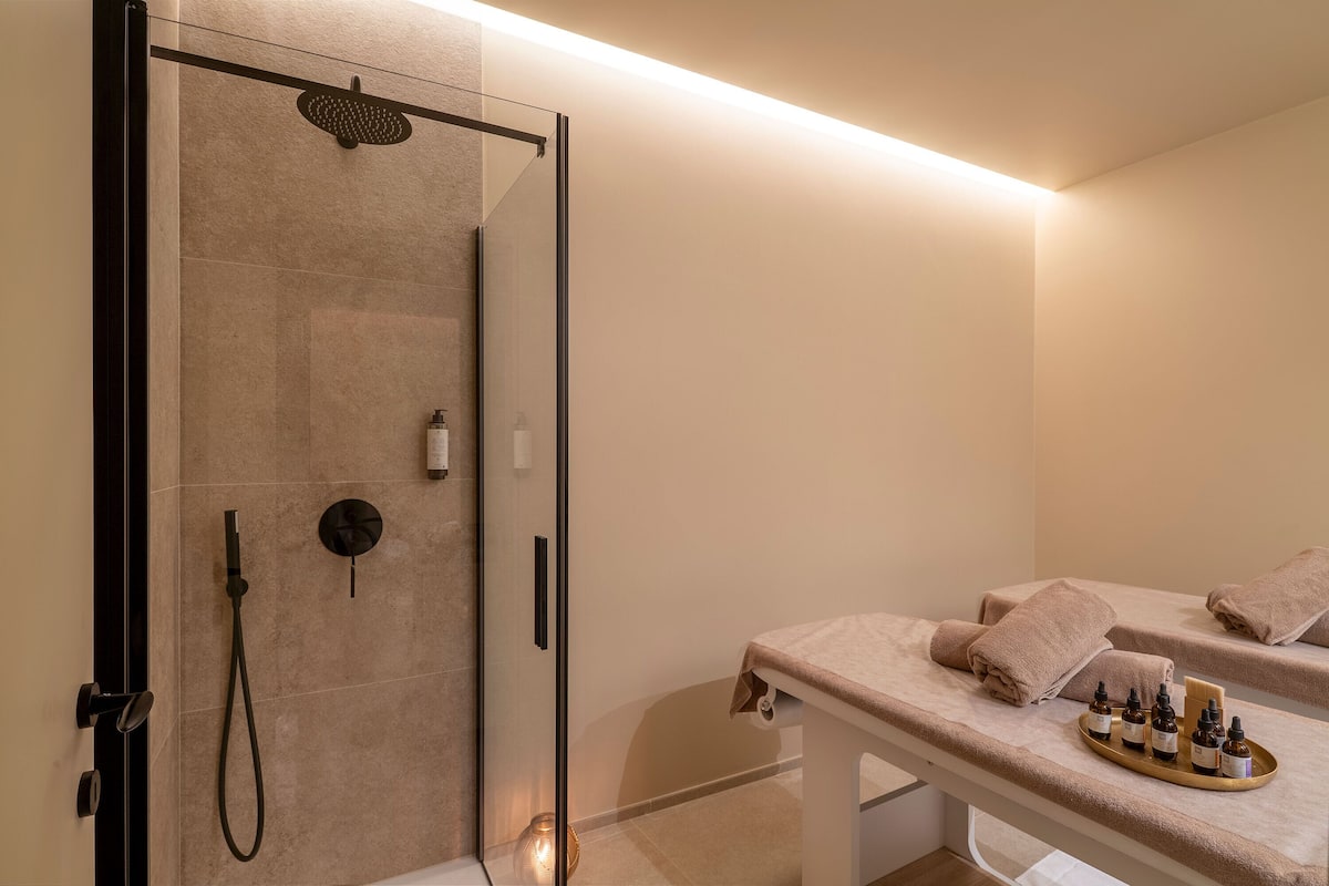 turkish bath/hammam, body treatments, facials, manicures and pedicures