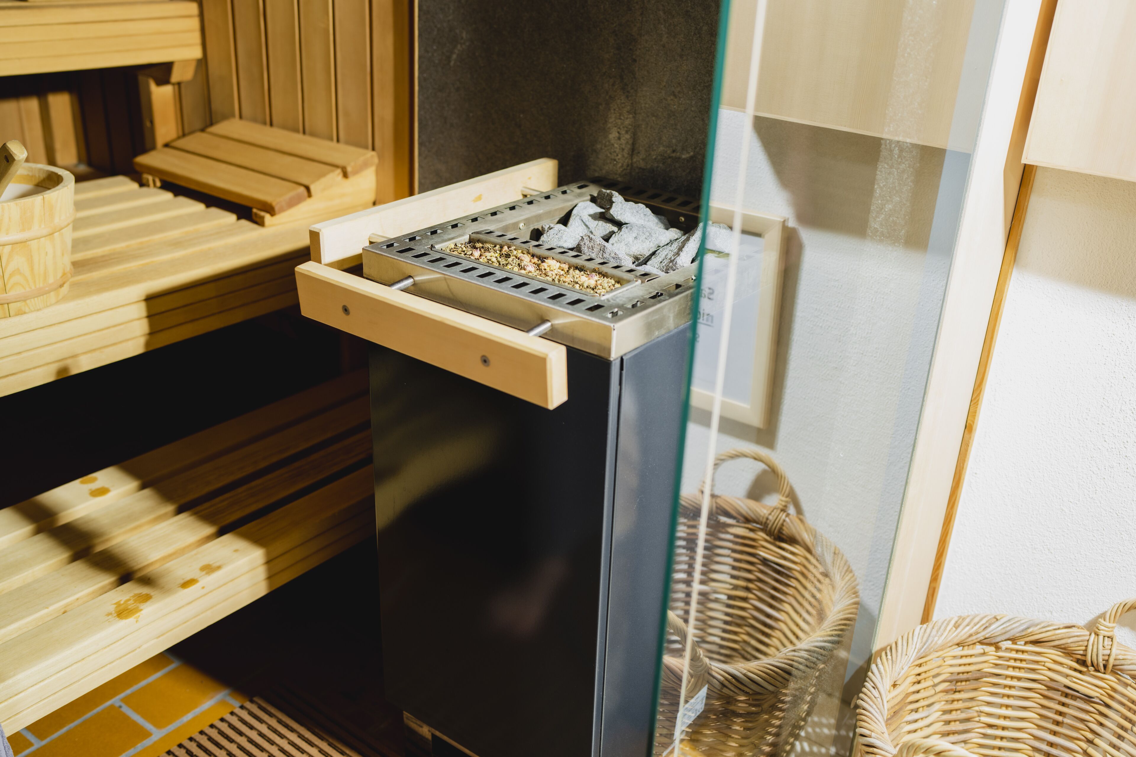 body treatments, body wraps, body scrubs, facials, 1 treatment room