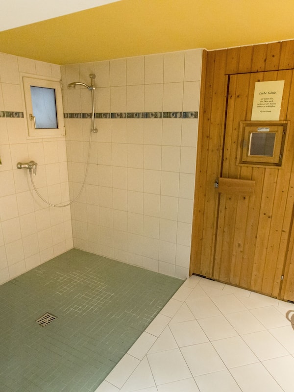 Body treatments, body wraps, body scrubs, facials, 1 treatment room