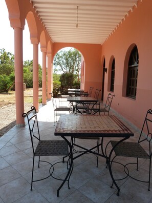 Se sirven desayunos, comidas y cocina marroquí con vista a la alberca