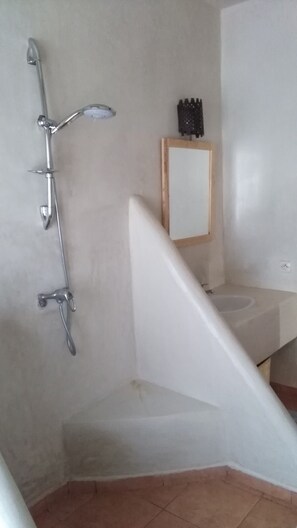 Habitación doble superior | Baño | Regadera y amenidades de baño gratuitas