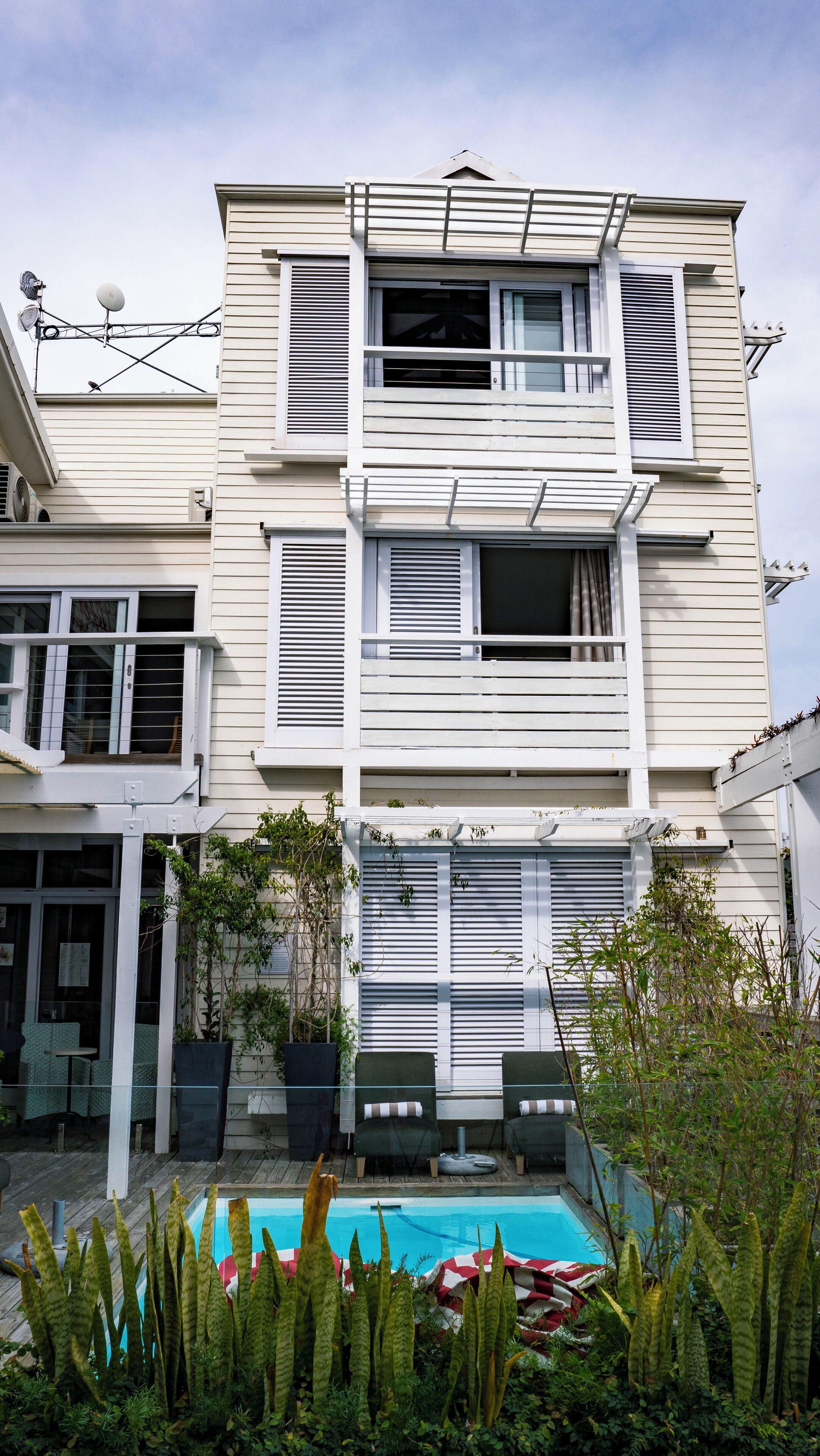 สระว่ายน้ำกลางแจ้ง, ร่มริมสระว่ายน้ำ, เก้าอี้อ  าบแดดริมสระ