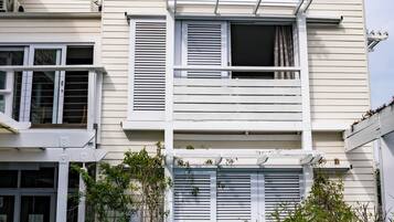 Piscina externa, guarda-sóis, espreguiçadeiras