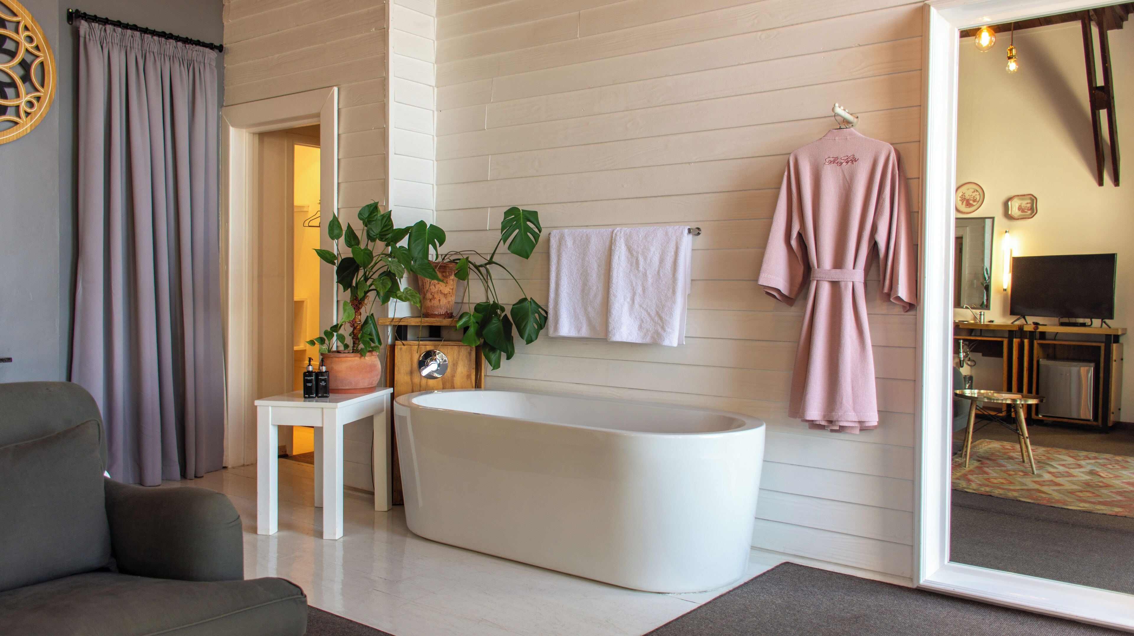 luxury room, 1 king bed, ocean view | bathroom | free toiletries, hair dryer, towels