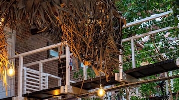 Frokost, lunsj og middag serveres, utsikt mot stranden