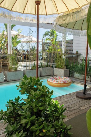Outdoor pool, pool umbrellas, pool loungers - The Lofts Boutique Hotel (Knysna)