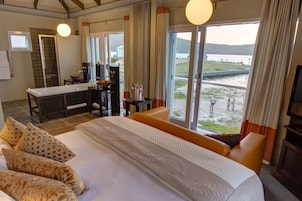 Premium bedding, in-room safe, individually decorated