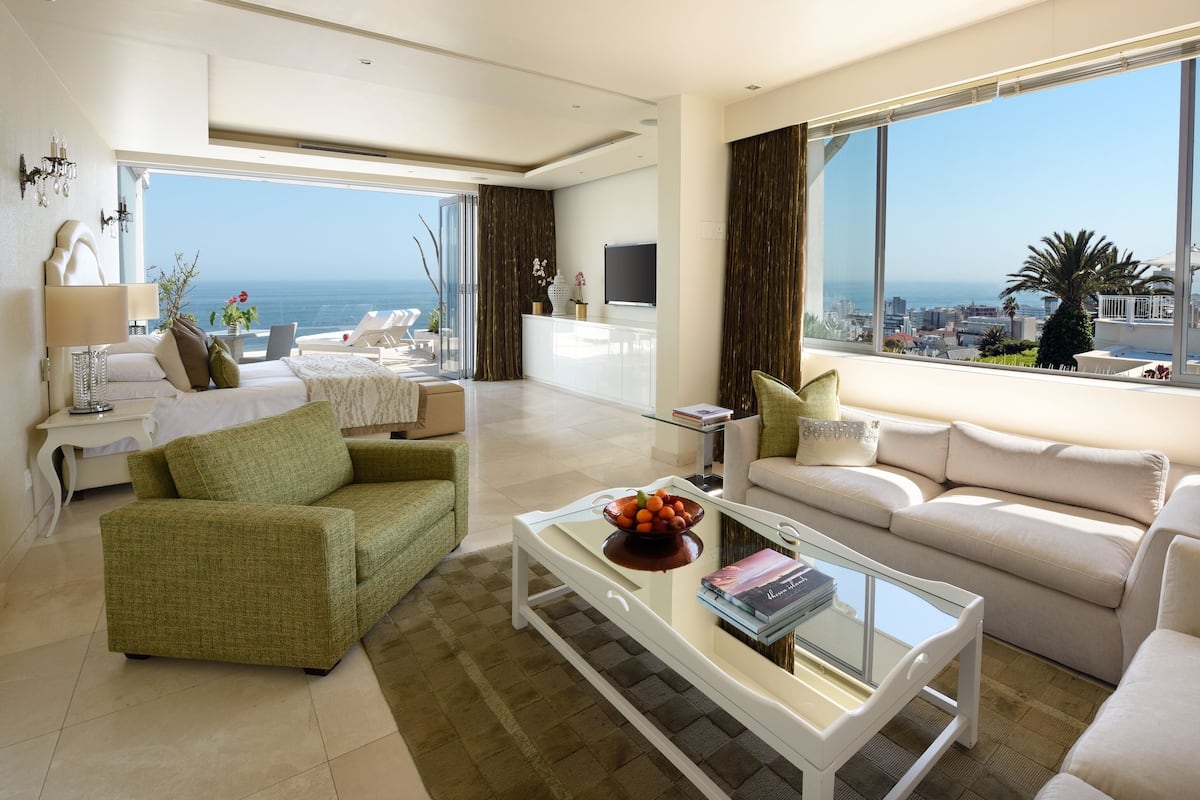 Junior Suite | Premium bedding, minibar, in-room safe, desk