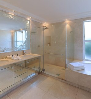 Separate bathtub and shower, designer toiletries, hair dryer, bathrobes - The Clarendon - Bantry Bay (Cape Town)