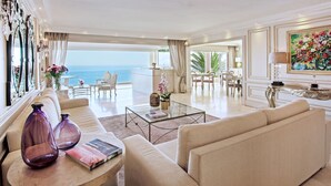Unclassified image, 2 of 62, button - The Clarendon - Bantry Bay (Cape Town)