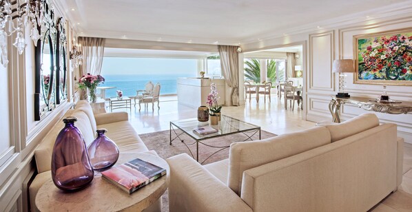 Coin salon dans le hall