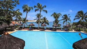 AuĂenpool, Sonnenschirme, LiegestĂŒhle