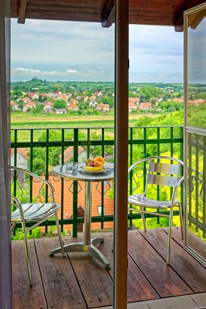 Superior Room with 3 beds | Minibar, caja fuerte, escritorio y sistema de insonorización