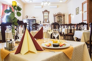 Breakfast, lunch and dinner served - Fried Castle Hotel and Restaurant (Simontornya)