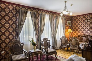 Suite | Minibar, in-room safe, desk, soundproofing