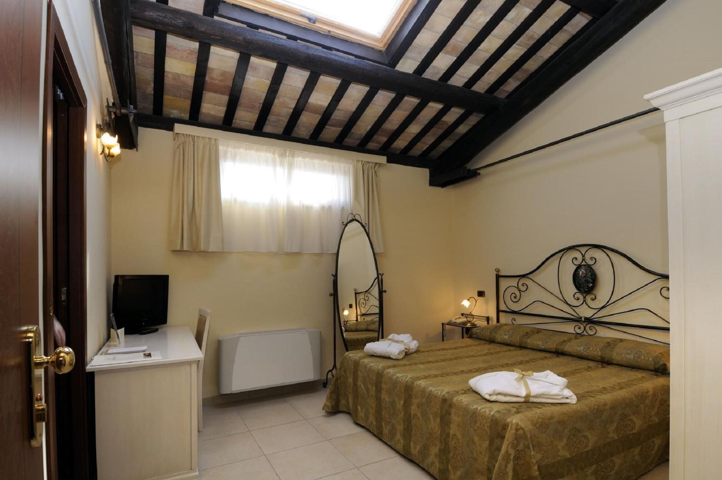 1 bedroom, frette italian sheets, memory-foam beds, minibar