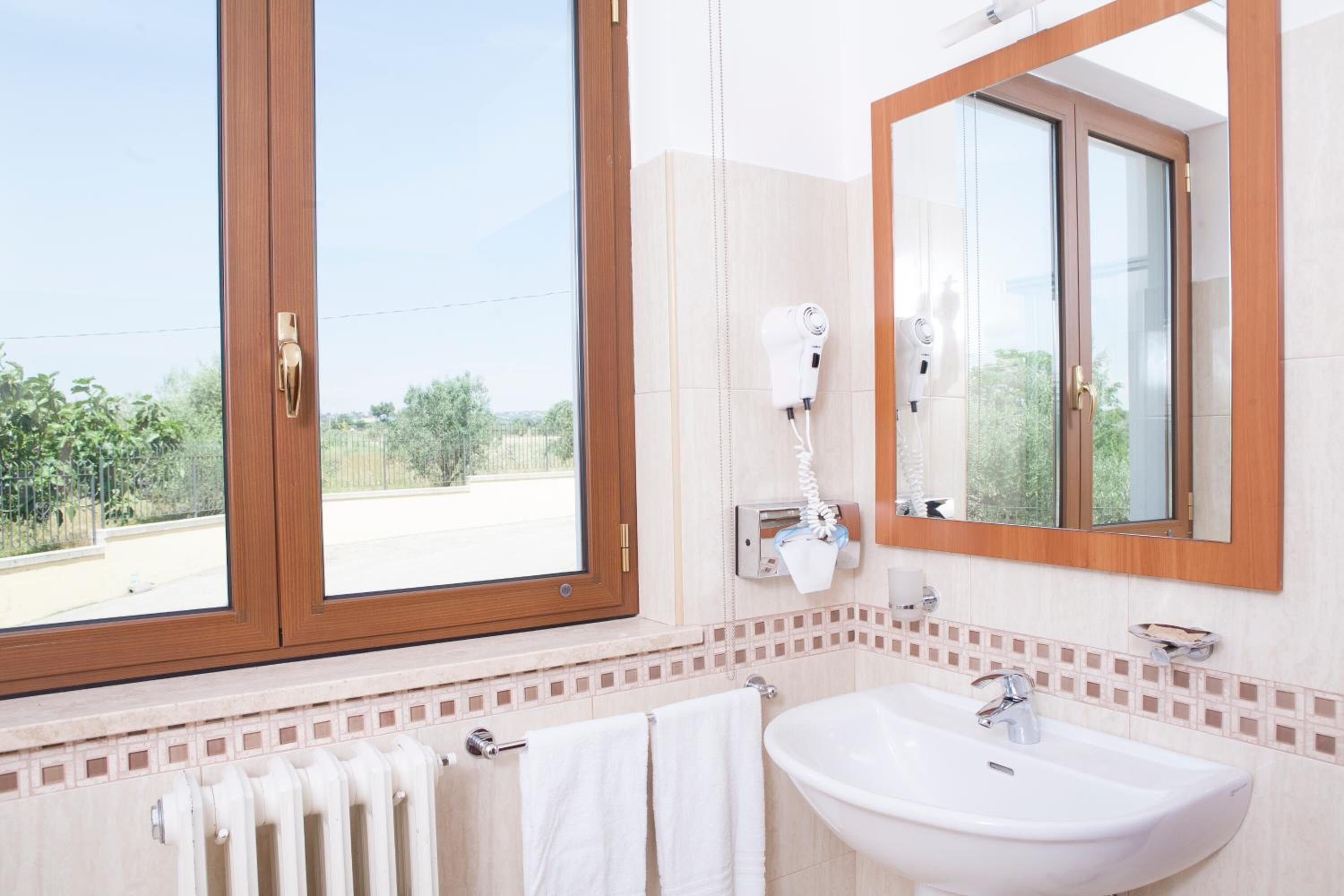 separate bathtub and shower, hair dryer, towels