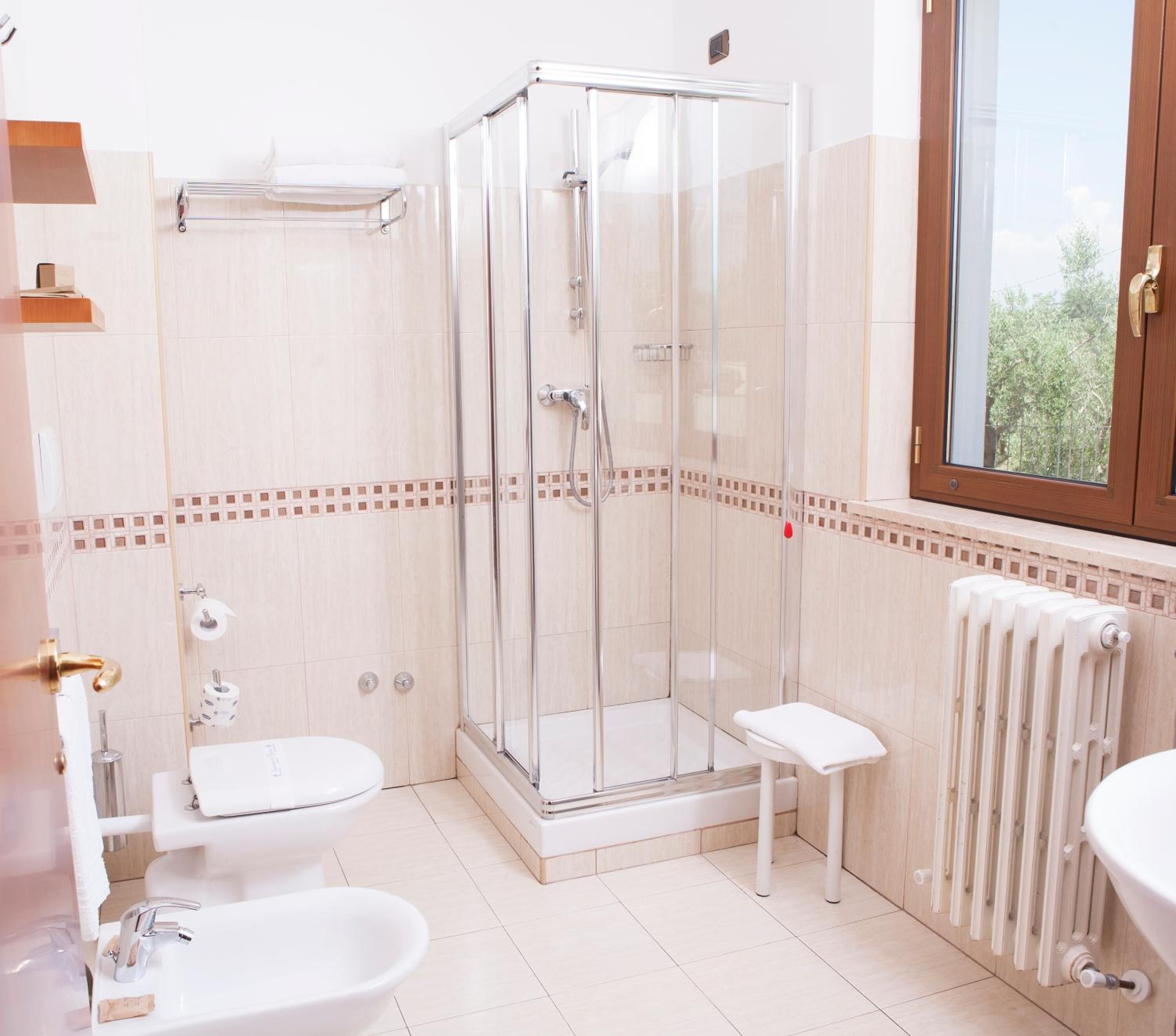 separate bathtub and shower, hair dryer, towels