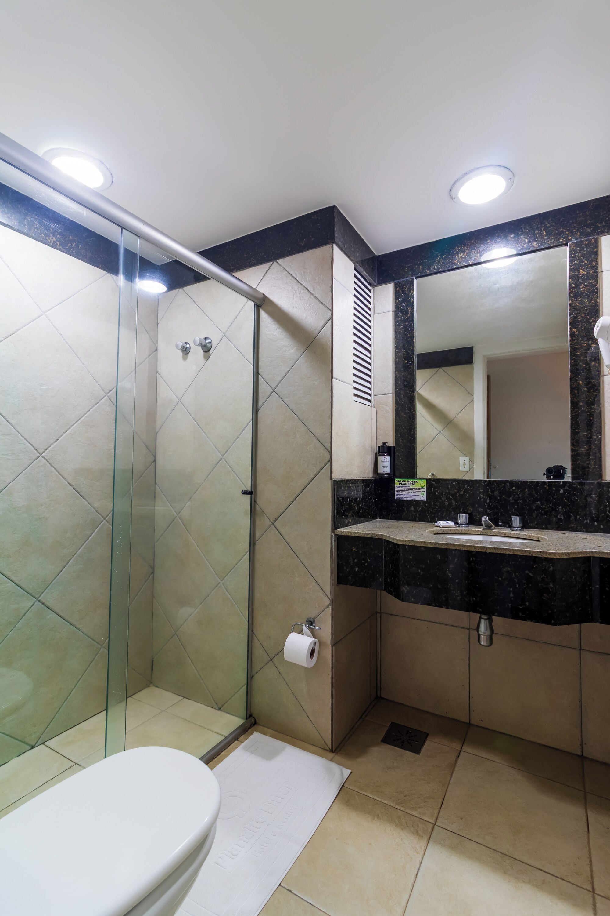 Ducha, artículos de higiene personal gratuitos y secador de pelo