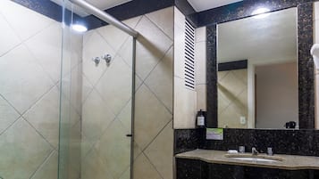 Ducha, artículos de higiene personal gratuitos y secador de pelo
