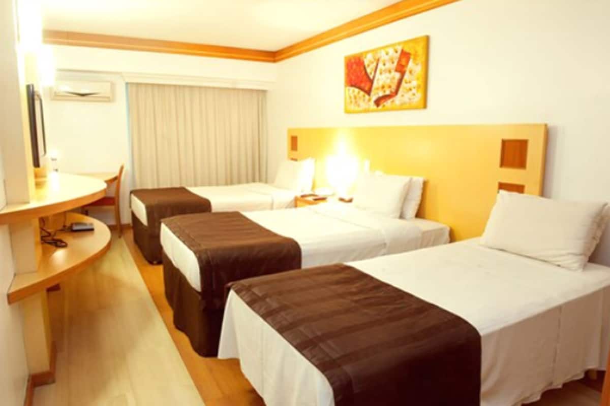 Minibar, caja de seguridad en la habitación y escritorio